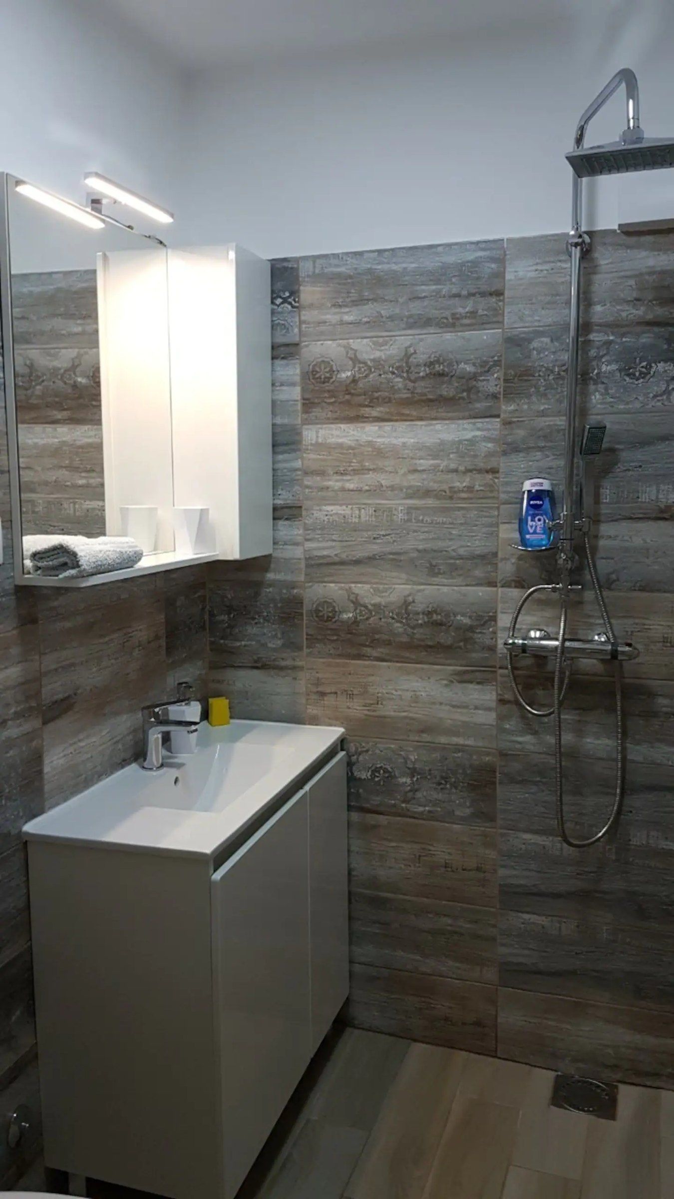 Bathroom with a walk-in shower and wood-effect tiles